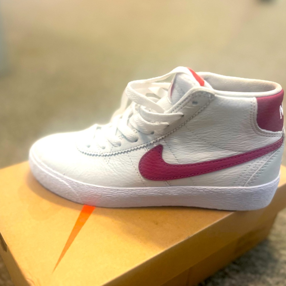 Nike SB Hightop bruins in hot pink and white